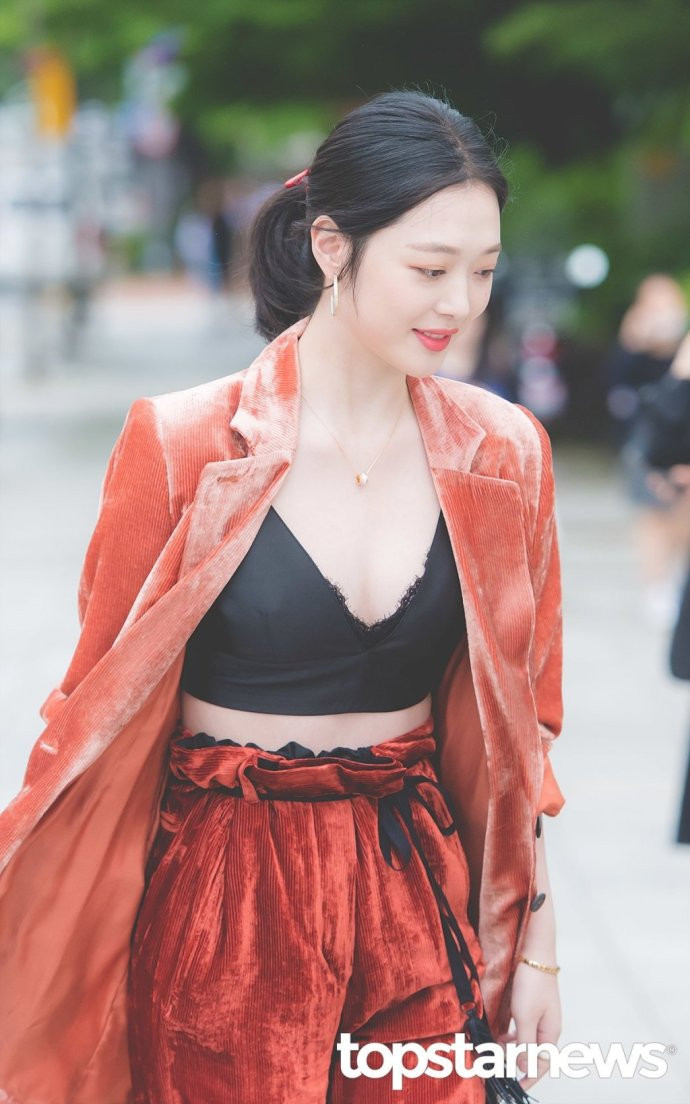 韩国明星小仙女崔雪莉首尔出席品牌活动美