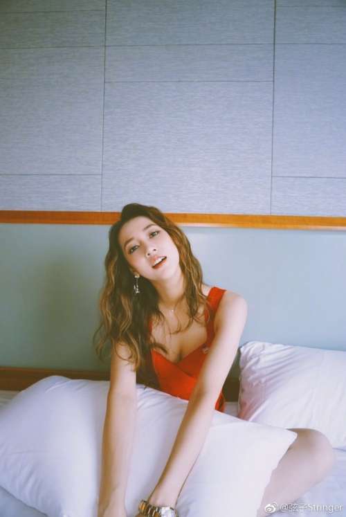 弦子图片_广西弦子红色短裙自拍美照秀长腿