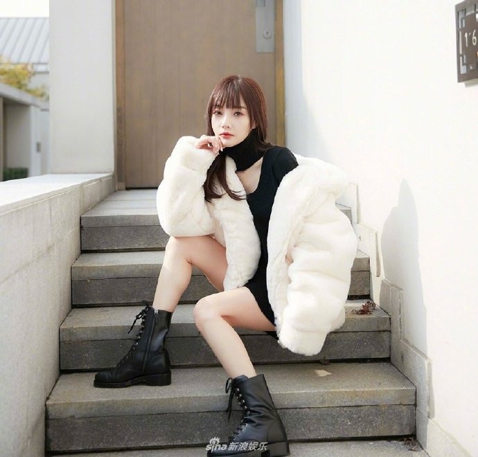 北京明星辣妈李小璐晒最新美照好身材图片