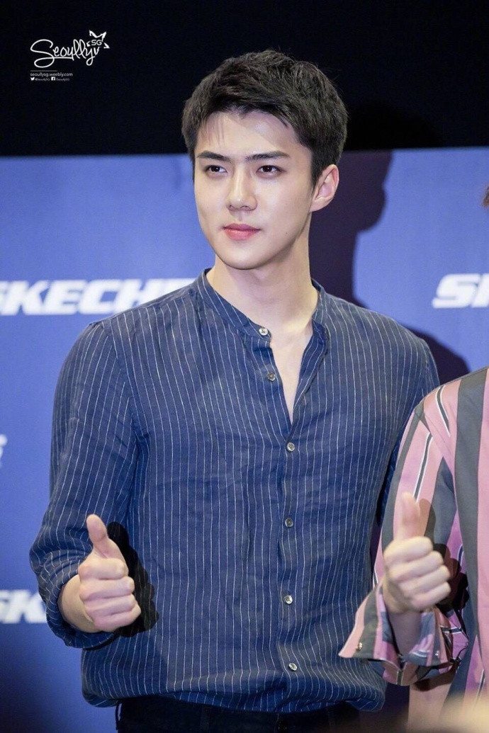 韩国男明星帅哥exo成员吴世勋蓝色衬衫帅气图片