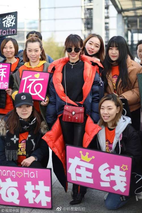 台湾明星女神蔡依林拼色羽绒服时尚机场秀