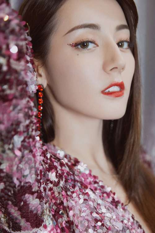 中国图片 女明星迪丽热巴亮片裙美背图片