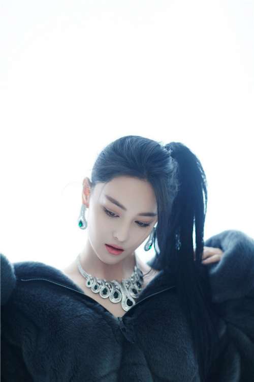 江苏明星张馨予一身长款绒外套时尚写真
