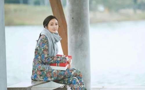 广西明星王鸥穿着奶奶装出来时尚大片