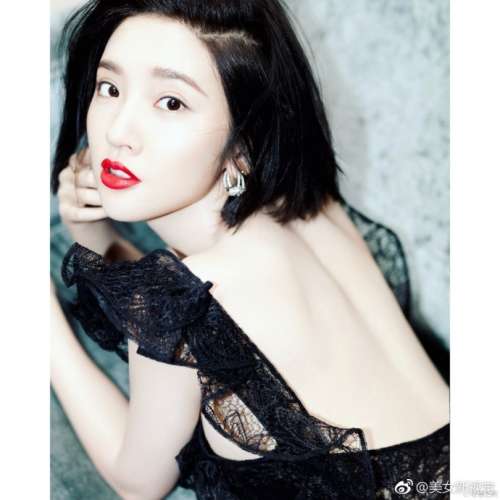 酒窝唐艺昕黑色蕾丝裙展现美背图片