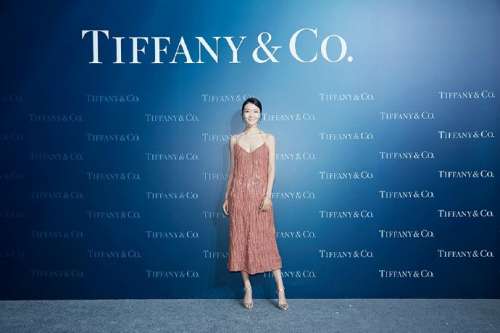 明星齐溪穿吊带亮片裙亮相Tiffany晚宴性感写