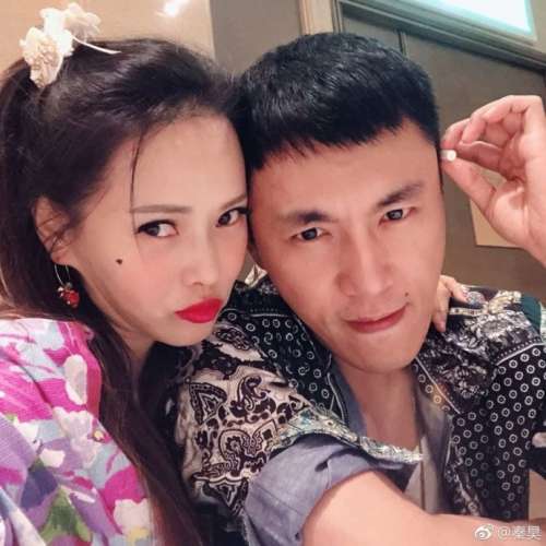 台湾明星伊能静与老公秦昊深夜玩复古cos自