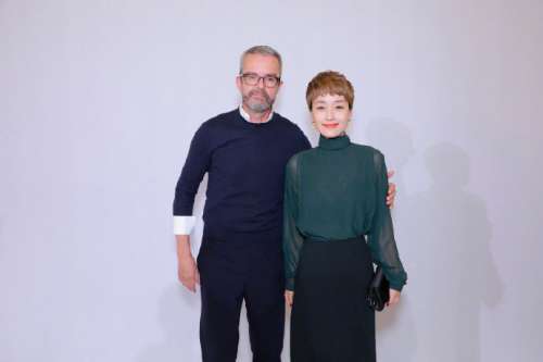 上海图片 女演员马伊琍背装巴黎时装周看
