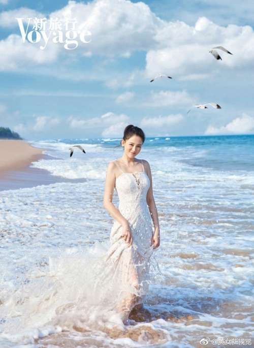 台湾明星陈乔恩海边漫步写真浅笑安然恬静