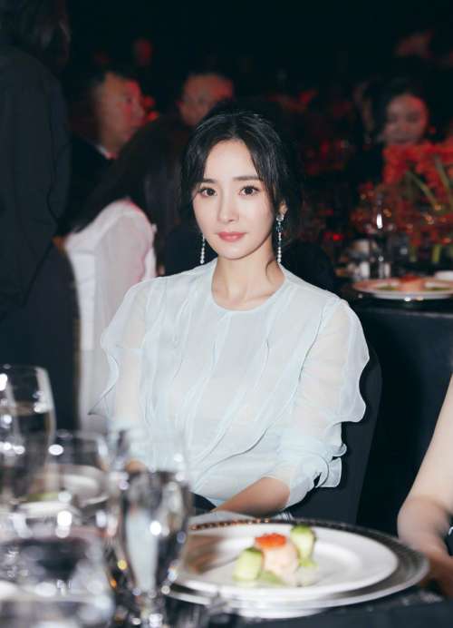 北京明星杨幂获得年度闪耀美丽偶像大奖