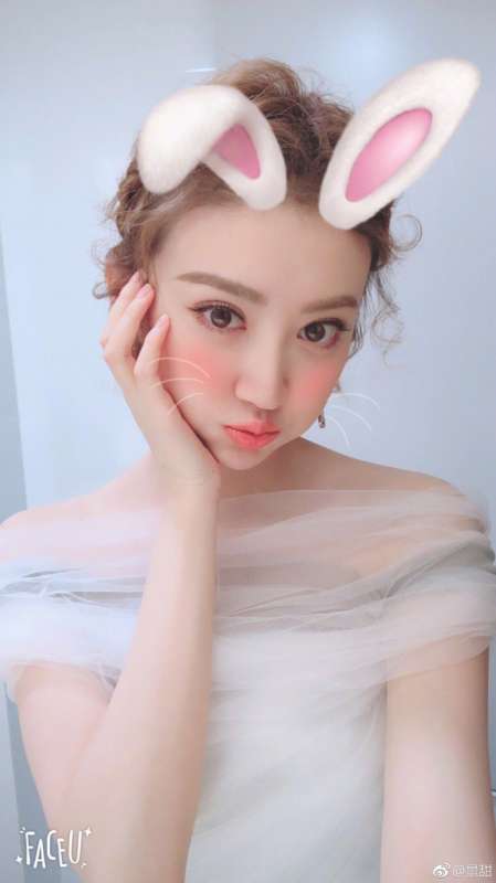 大眼明星景甜白色礼服图片