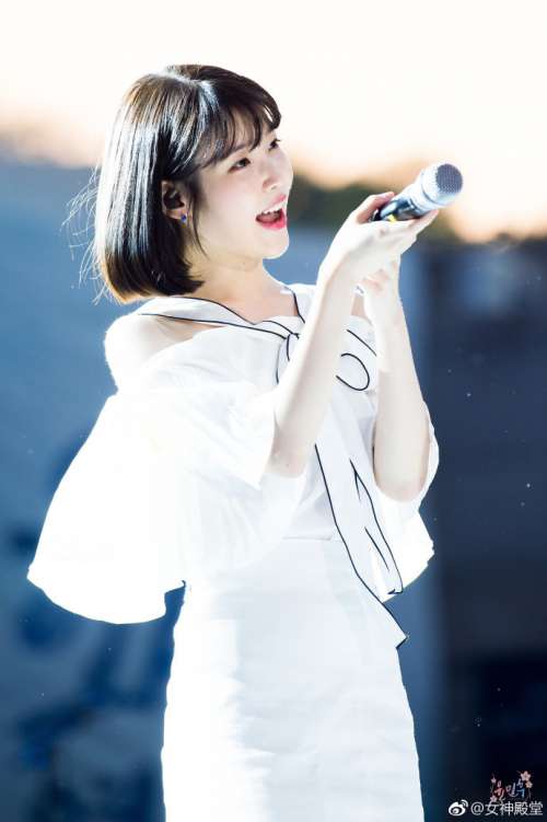 韩国明星舞台上的李知恩iu美的发光小仙女似