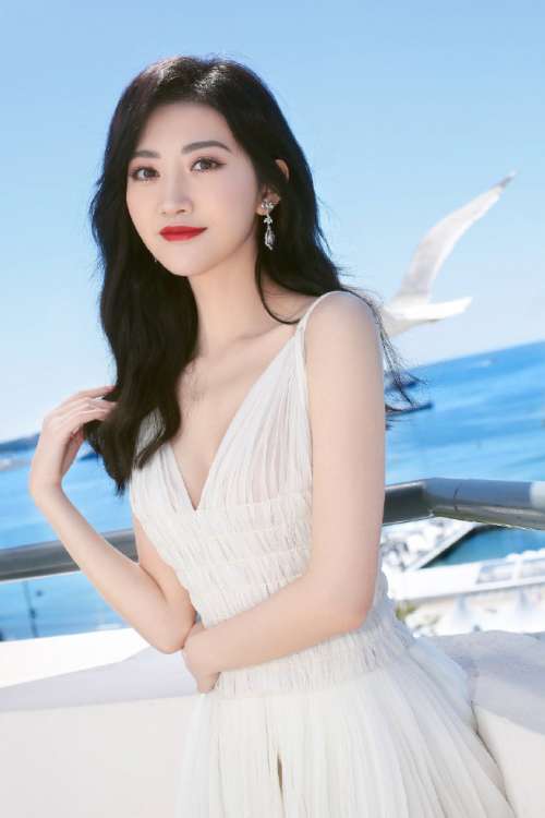 山西明星景甜纯白色深V长裙亮相戛纳电影节