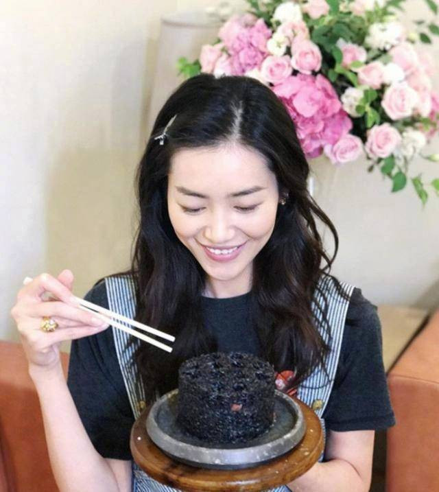 中国超模刘雯拍照pose了解一下