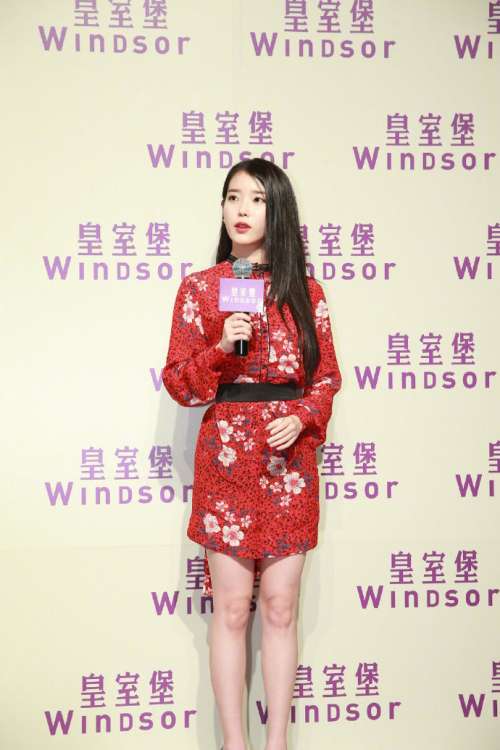 韩国明星李知恩IU现身香港宣传演唱会图片