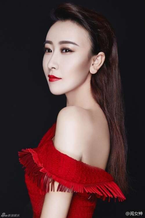 明星毛俊杰半裸香肩性感烈焰红唇写真