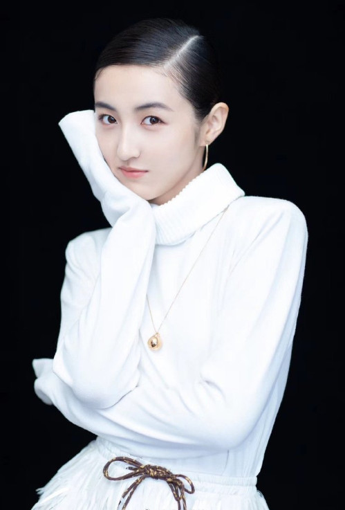 河南图片 内地女演员张子枫上海电影节红毯