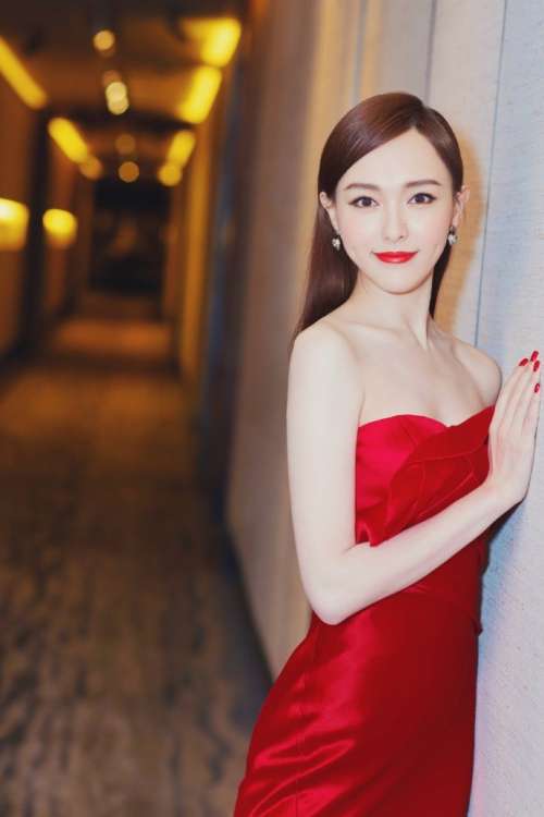 上海唐嫣红装礼服非常红艳甜甜美美的糖糖