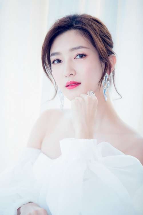 内地明星江疏影美肩+美背+丸子头优雅时尚清