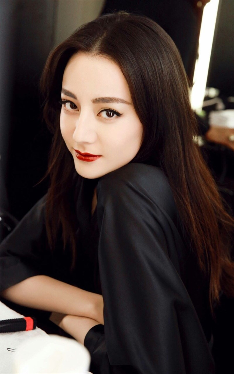 迪丽热巴烈焰红唇写真图片手机壁纸