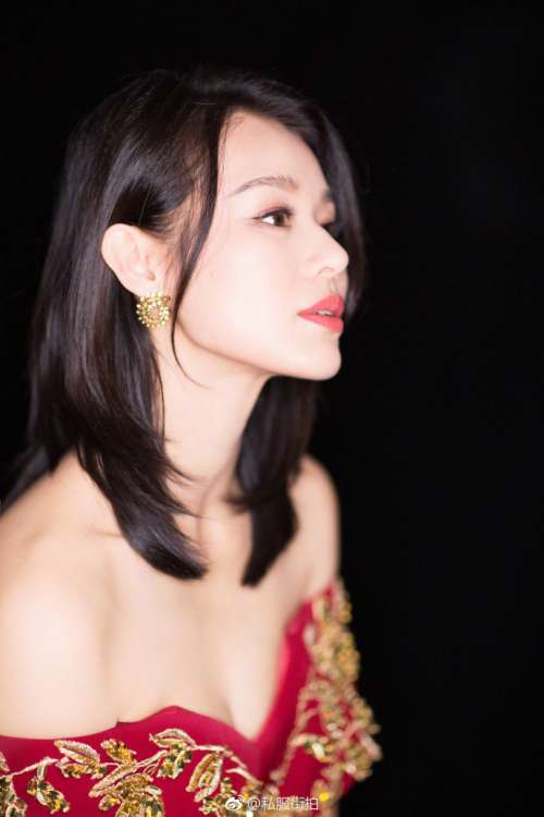 香港明星胡杏儿红色的抹连体裤高挑迷人