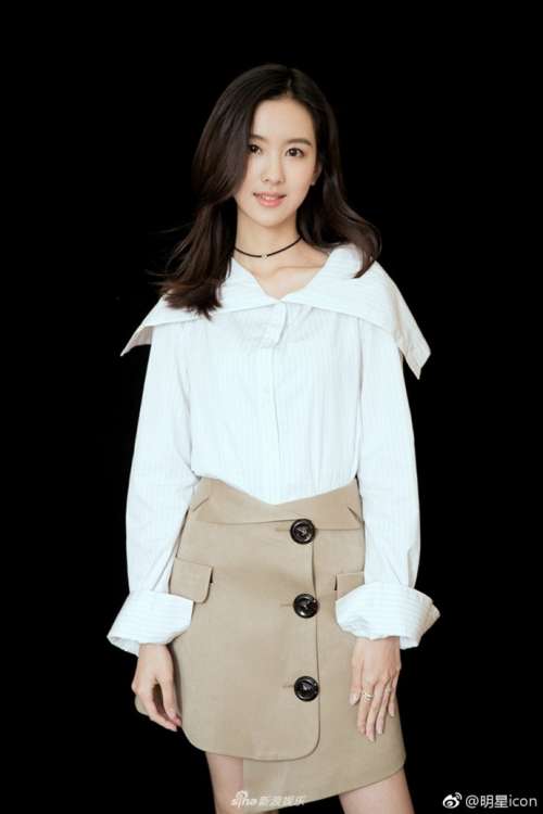 清纯明星陈都灵少女风亮相气场全开甜度满