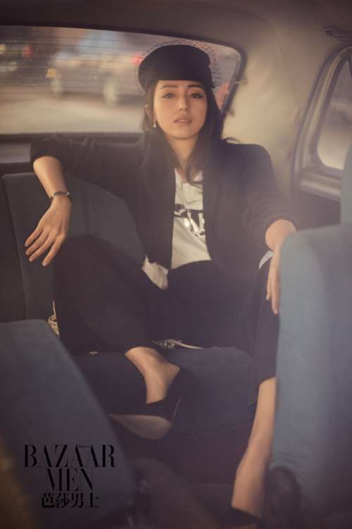 大眼明星董璇简练西装搭配精致妆杂志大片