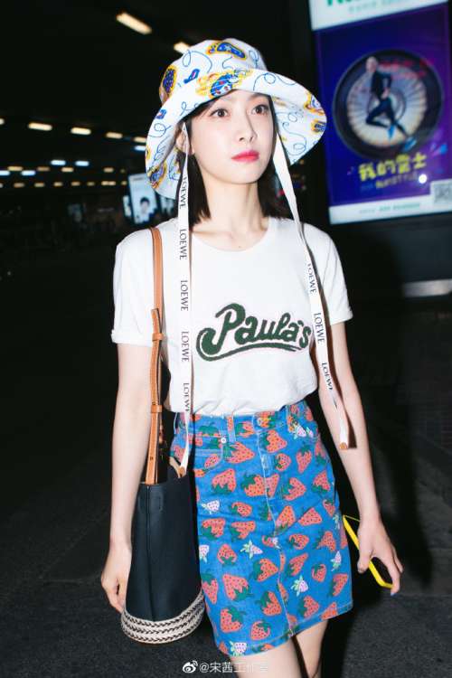 山东图片 女明星宋茜白T-shirt搭配牛仔裙街拍