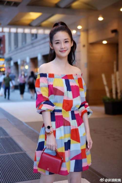 时尚清新演员李沁姑娘在纽约街头简单搭配