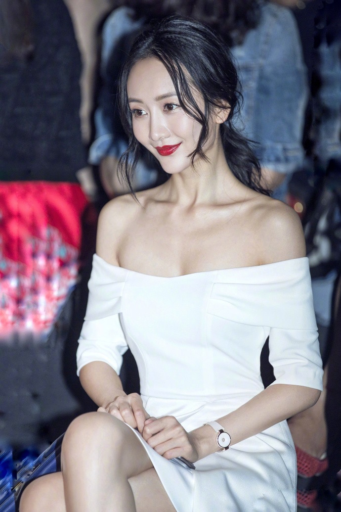 明星王鸥性感礼服裸香肩和锁骨的线条倍加