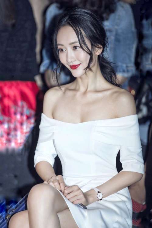 明星王鸥性感礼服裸香肩和锁骨的线条倍加