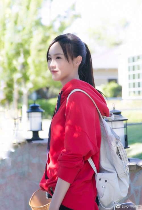 上海明星唐嫣工作时候认真专注剧组花絮图