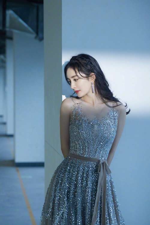 中国明星杨幂身穿Reem Acra星空礼服亮相微博之夜