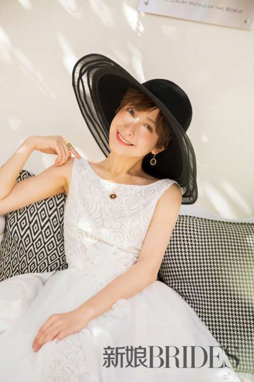 东北明星主持人吴昕新娘Brides婚纱封面大刊