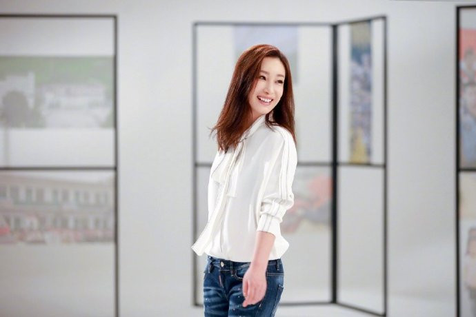 中国图片 内地女明星秦海璐白衬衫百搭造型
