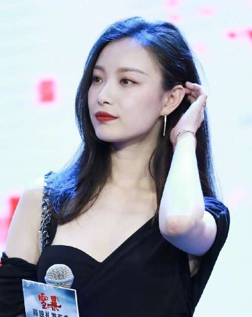 南京图片 小黑裙配红唇倪妮亮相新片首映图