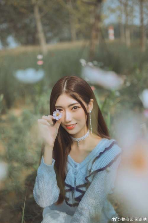 清纯气质野外花田里唯美写真图片