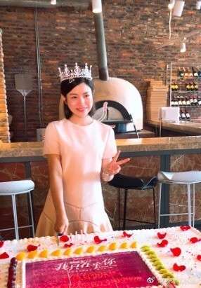 台湾明星陈妍希生日最新拍摄的封面大片