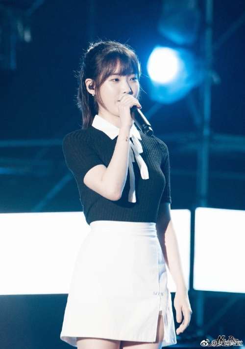 韩国明星李知恩IU黑色毛衣搭配白色短裙保宁
