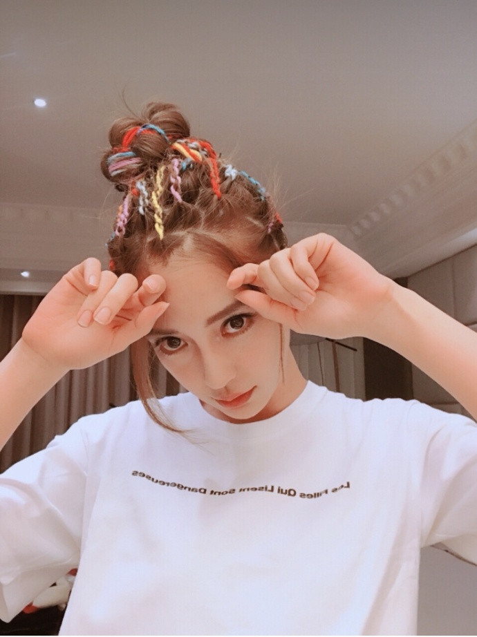 香港明星angelababy彩辫新发型很吸睛续写机械