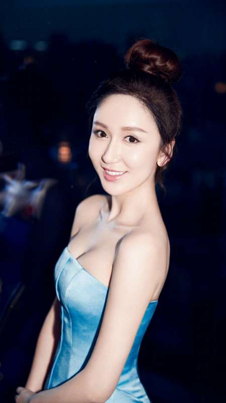 明星娄艺潇礼服手机壁纸图片
