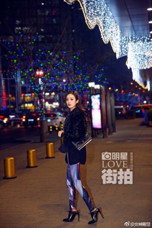 河北演员赵丽颖夜间精灵街拍时刻