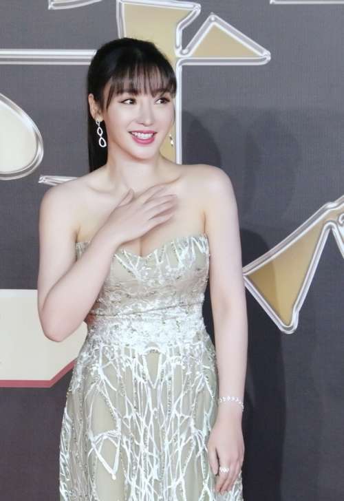 性感女星柳岩浅绿金缕高腰裹裙红毯造型图片