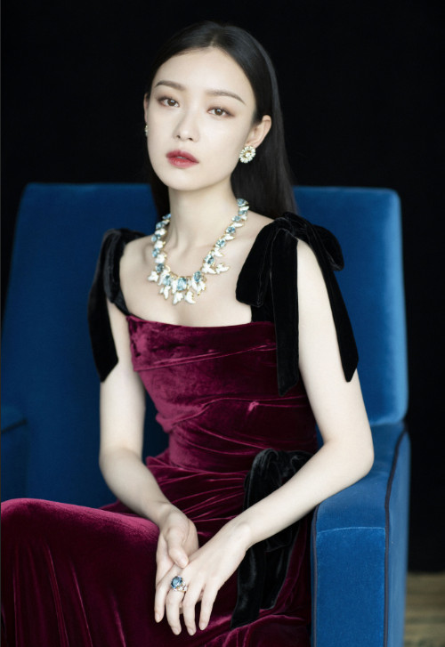 南京明星倪妮酒红色丝绒长裙出席活动图片