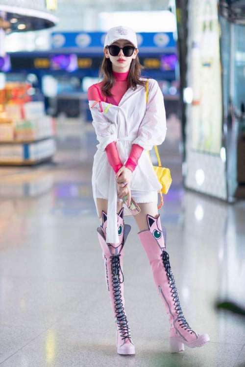 四川图片 女明星戚薇衬衫裙北京机场街拍图