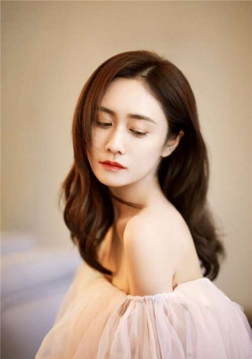 中国明星刘芸生日写真柔美彩虹仙女裙图片