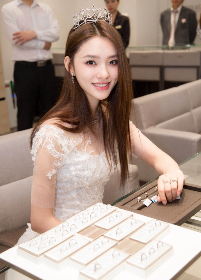 中国图片 林允纯白礼服佩戴小皇冠化身小仙