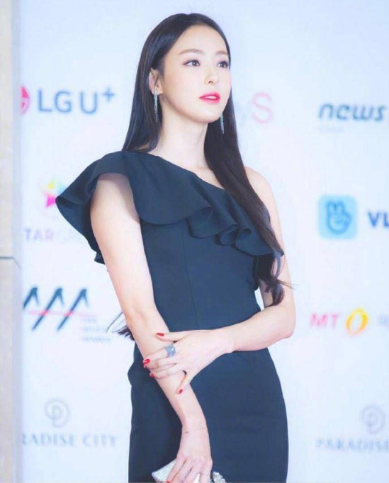 韩国演员李多喜长发美照图片