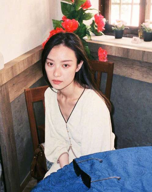 中国图片 街拍倪妮初秋旅游拍照姿势图