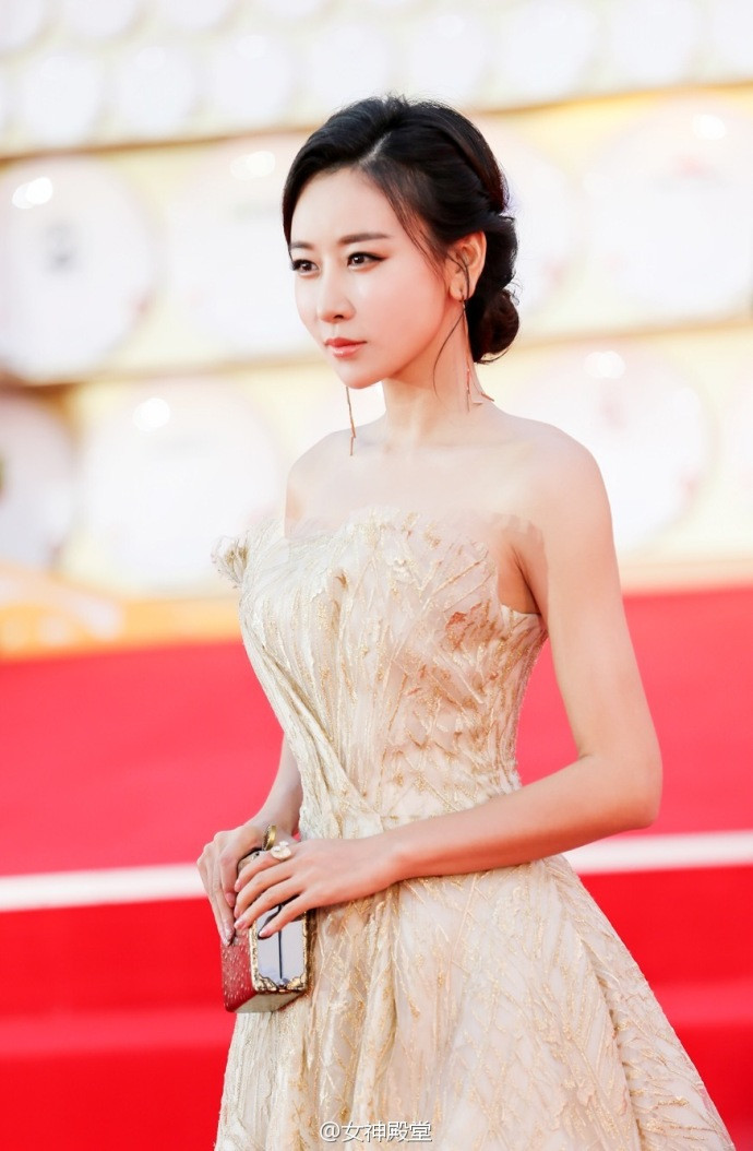中国内地女演员山东毛俊杰礼服图片
